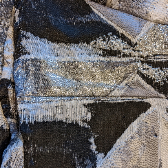 Beulah Style Silver/Black Geometric Peplum Sleeveless Top - Picture 9 of 11